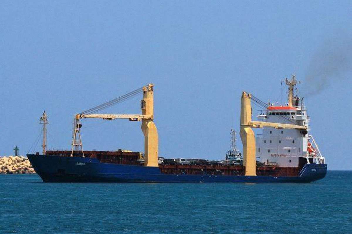 Двоє моряків із арештованого у Лівії судна повернулися в Україну