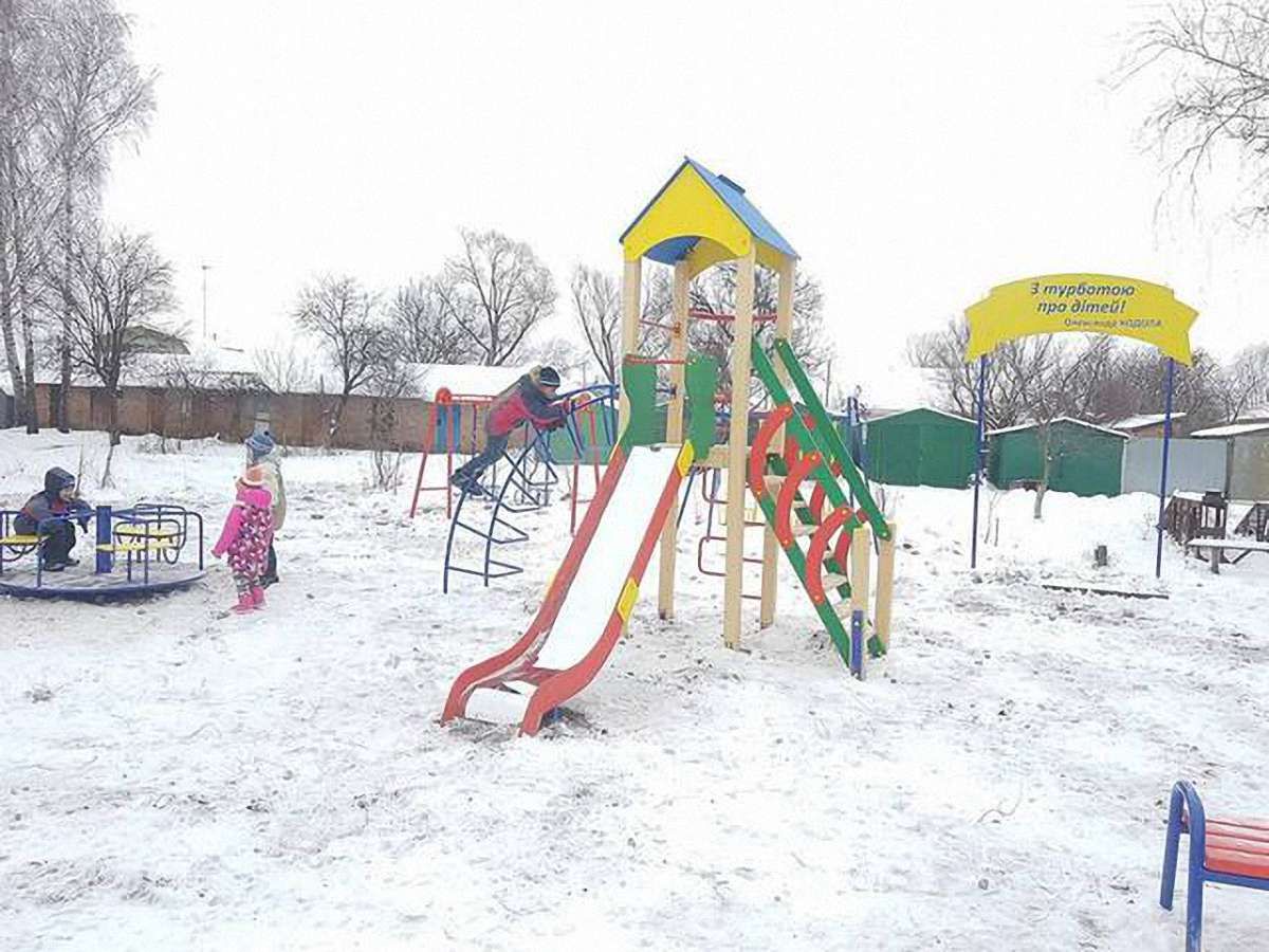 Нардеп забрав із села дитмайданчик через програш однопартійців на місцевих виборах
