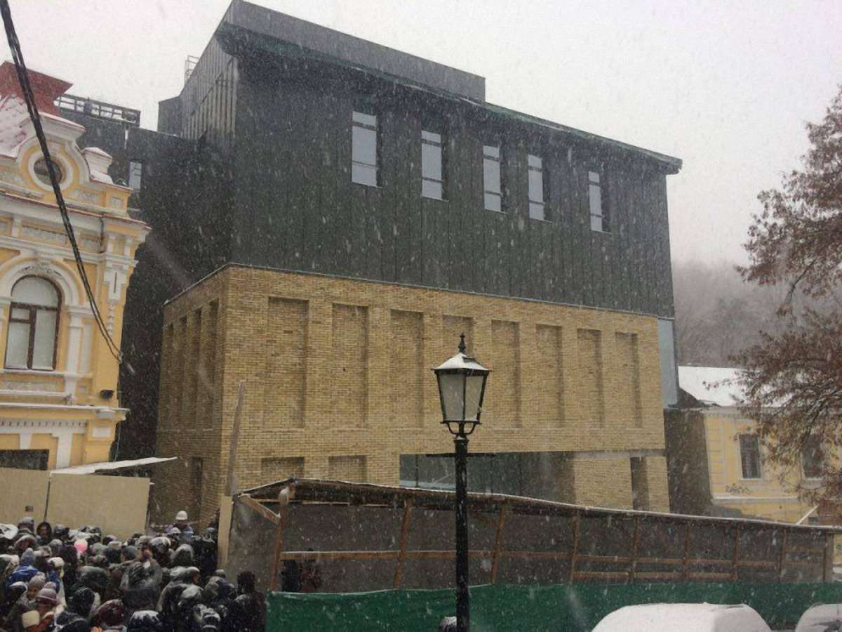 Київрада розгляне петицію про знесення нового фасаду будівлі Театру на Подолі
