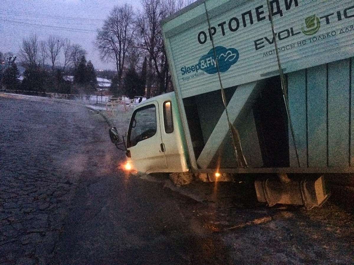 У Львові під вантажівкою провалився асфальт