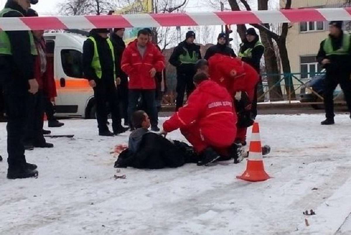 У Хмельницькому поліцейські застрелили чоловіка, який поранив шилом трьох людей