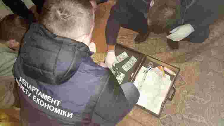 В Івано-Франківську на хабарі у $2 тис. затримали двох працівників ДФС