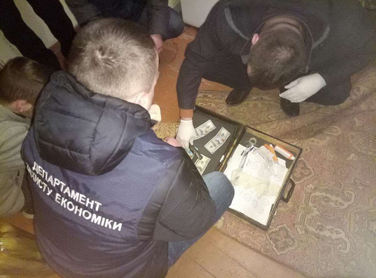 В Івано-Франківську на хабарі у $2 тис. затримали двох працівників ДФС