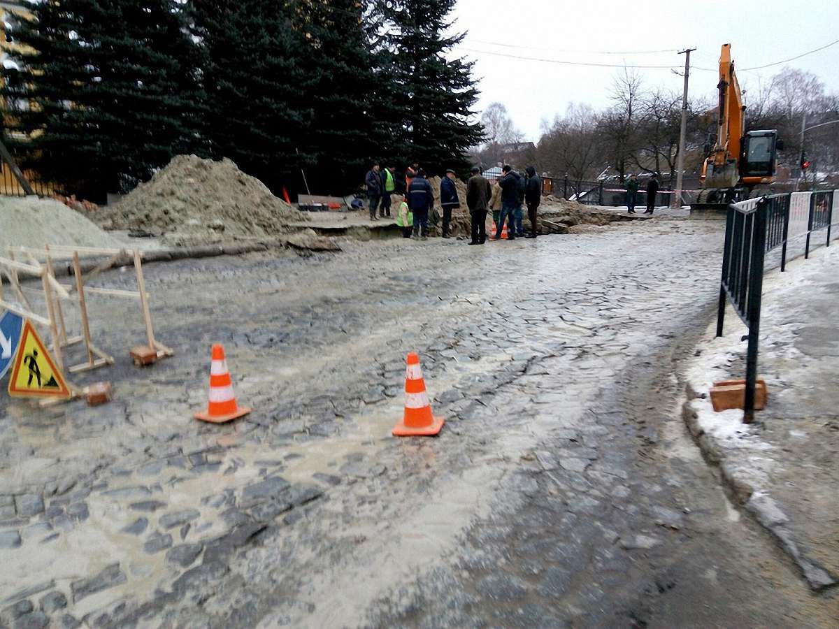Через ремонт аварійного колектора вул. Богданівську до березня закрили для проїзду