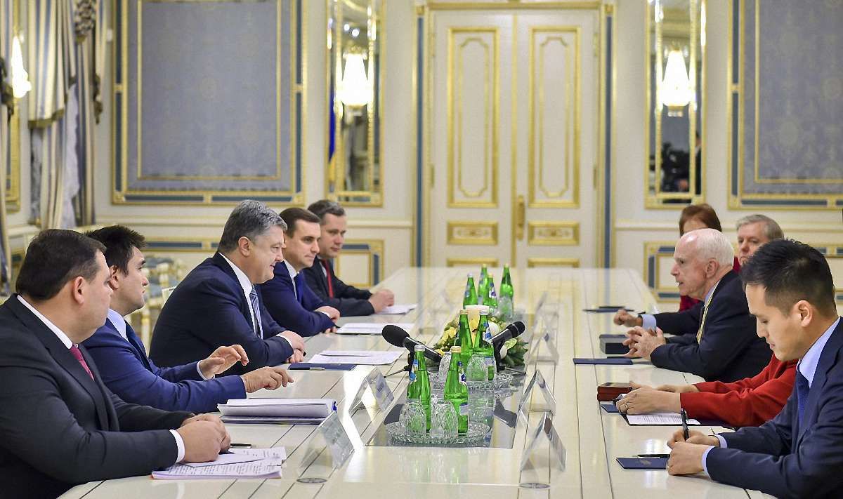 Порошенко запросив сенаторів США подивитися на бойовиків Донбасу