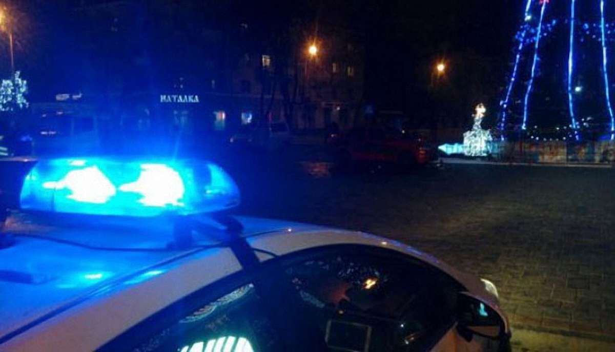 У Маріуполі п'яний поліцейський на авто ледь не збив головну новорічну ялинку