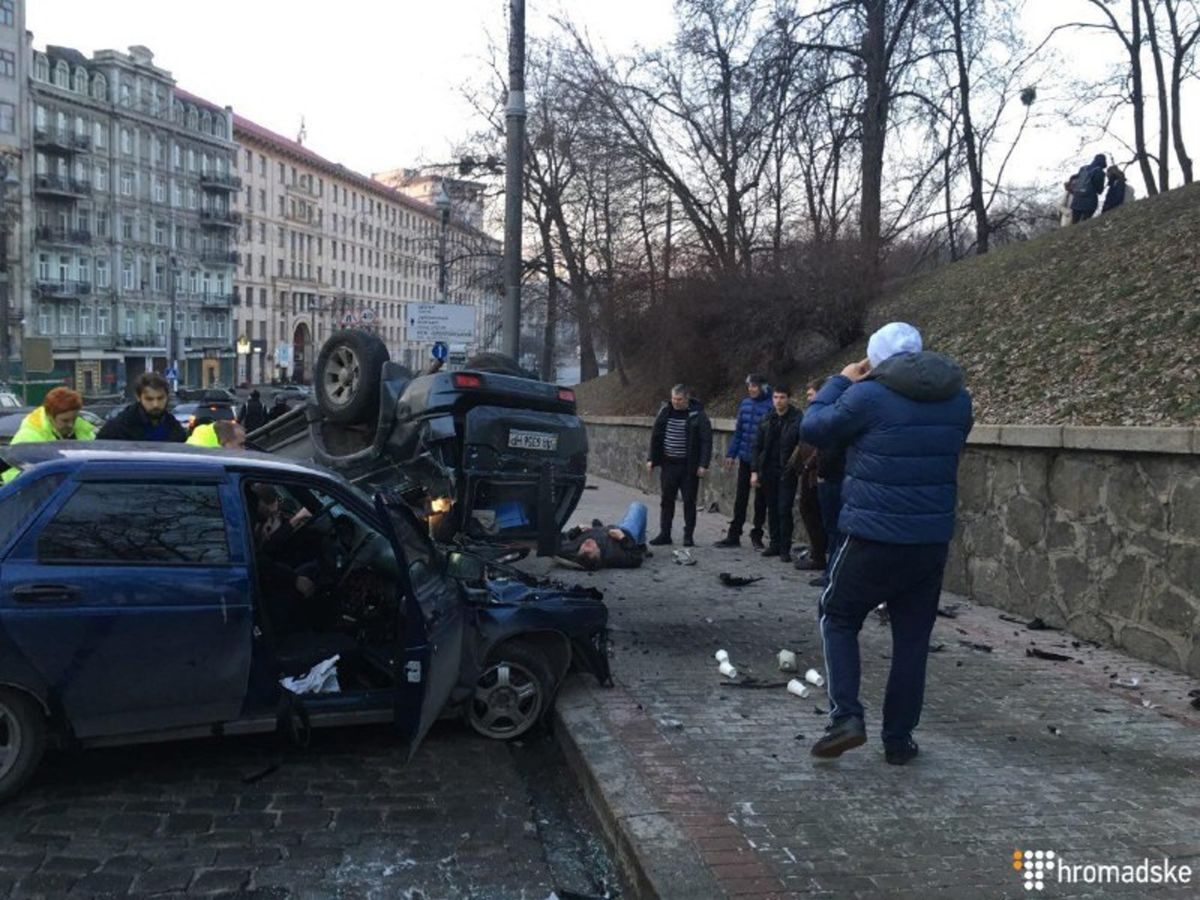 У центрі Києва сталася масштабна ДТП, дві особи у важкому стані