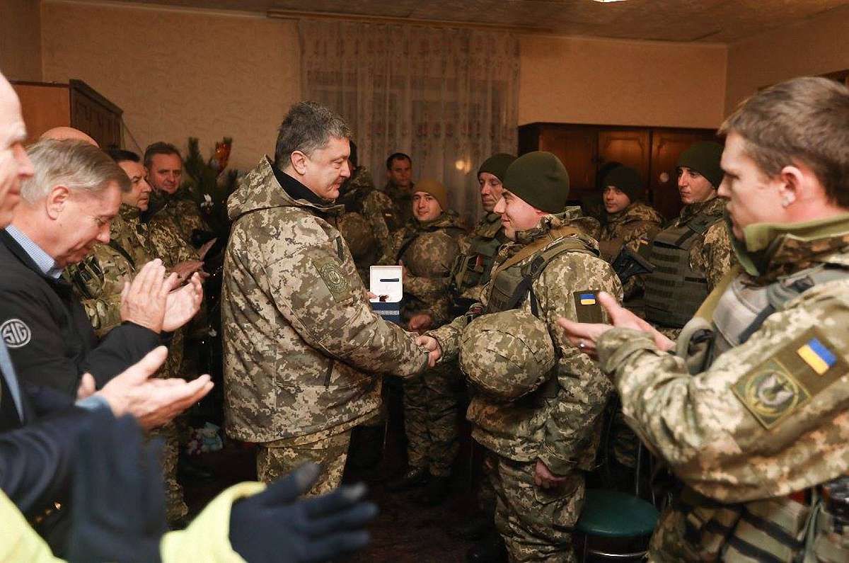 Президент доручив підняти доплати бійцям АТО, які знаходяться на передовій