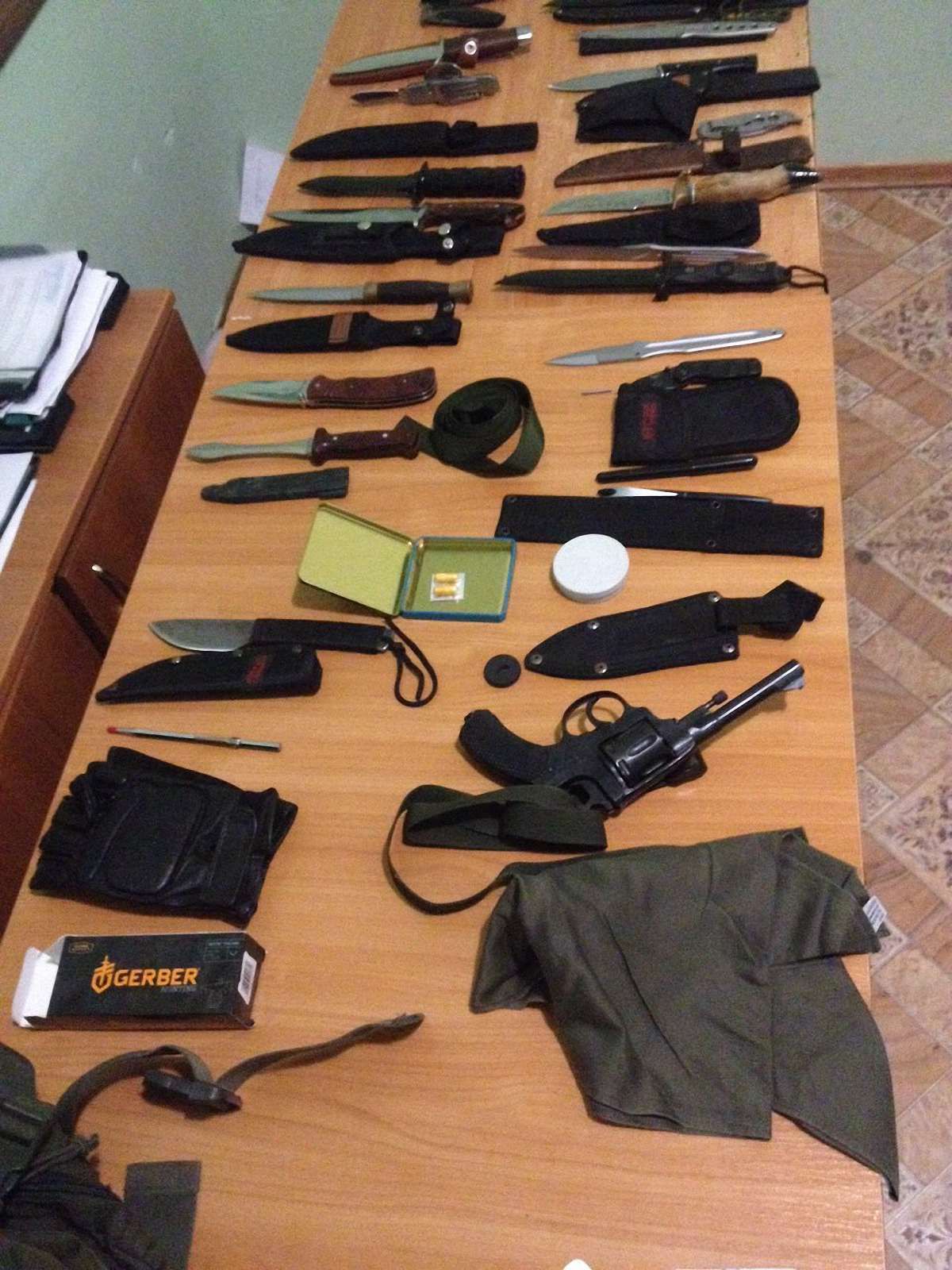 Біля кордону з Молдовою спіймали нелегала озброєного ножами і револьвером