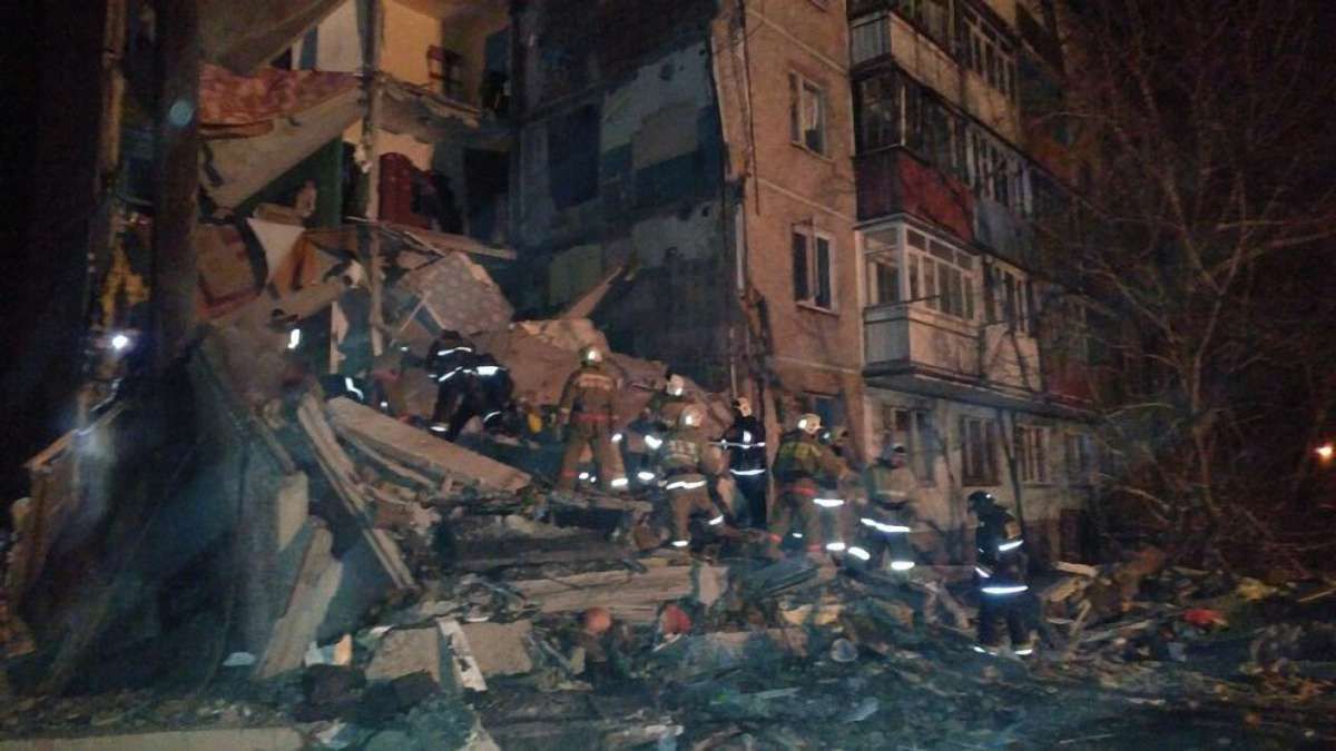 У Казахстані обвалився під'їзд багатоповерхівки, щонайменше 9 осіб загинули