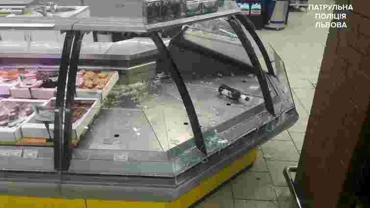 У супермаркеті на Сихові чоловік з ножем погрожував відвідувачам та розбив кілька вітрин