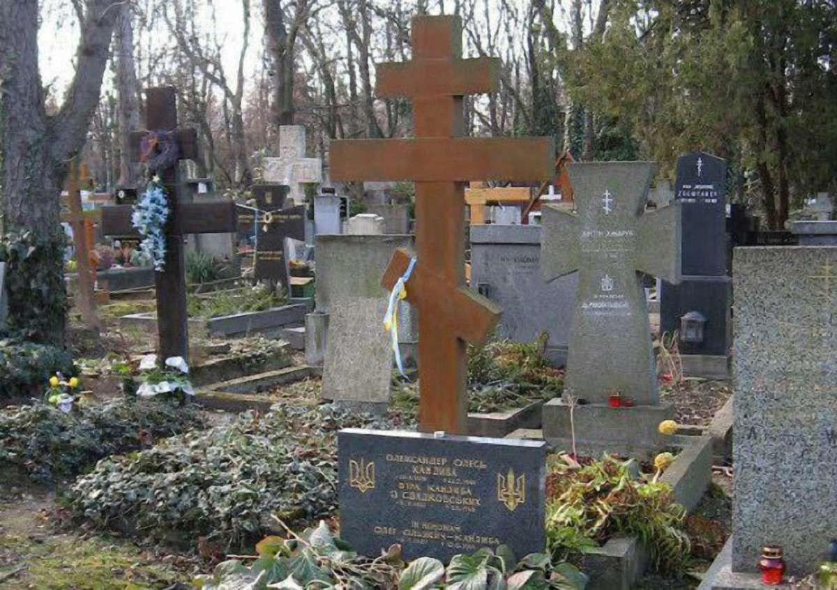 В Чехії примусово ексгумували останки українського письменника Олександра Олеся
