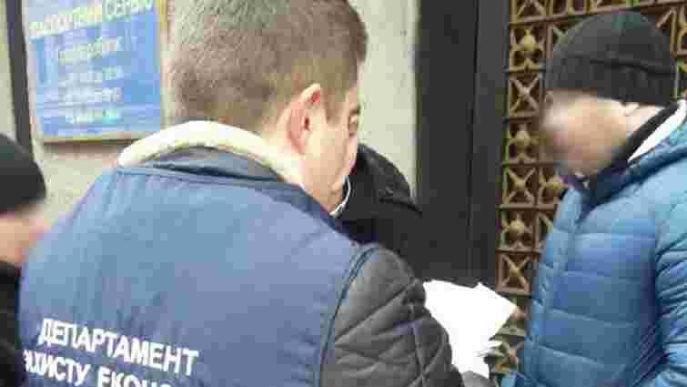 У Львові поліція затримала працівника Держпродспоживслужби під час отримання хабаря