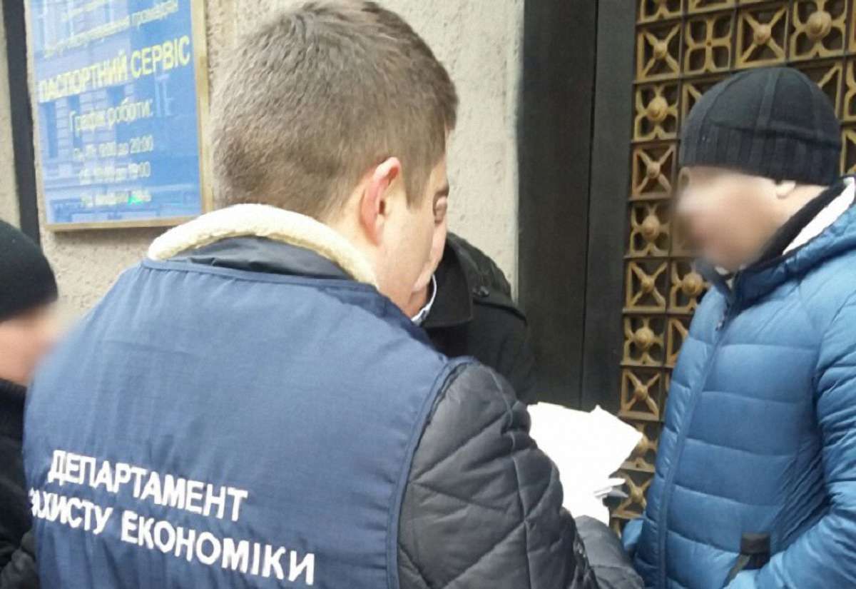 У Львові поліція затримала працівника Держпродспоживслужби під час отримання хабаря