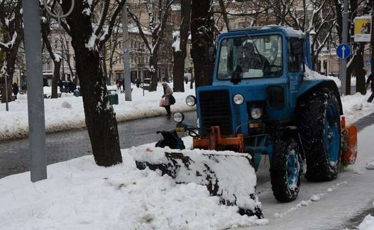 Зранку вулиці Львова розчищали 54 спецмашини