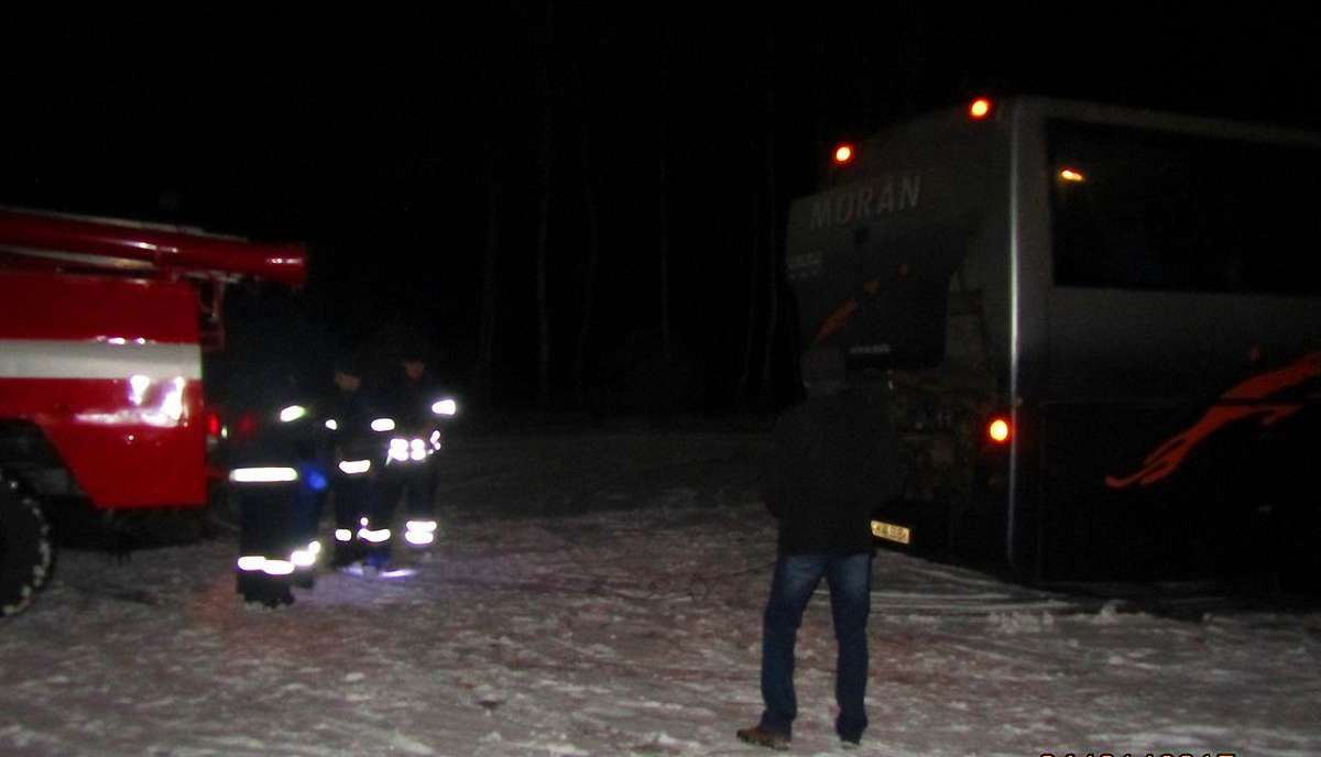 На Київщині через негоду застряг автобус з дітьми