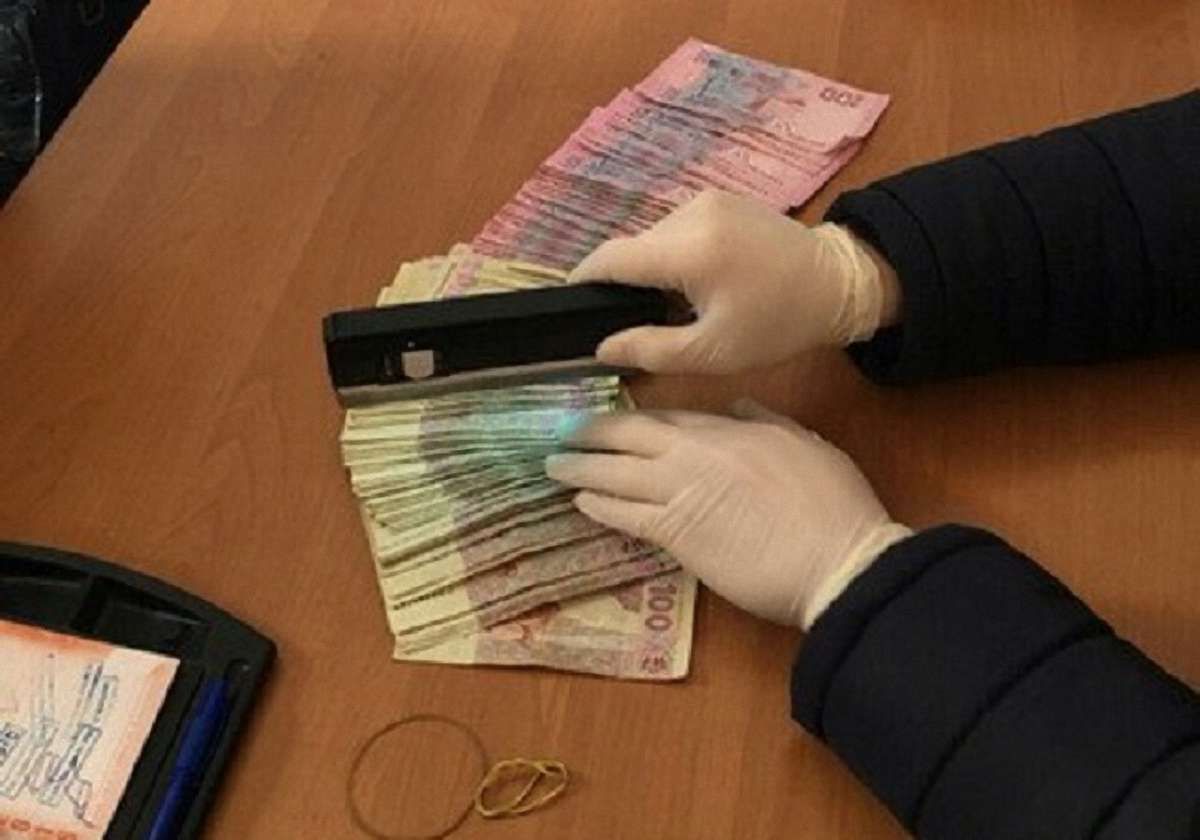 Херсонський чиновник вимагав за реєстрацію сільгосптехніки ₴20 тис. хабара