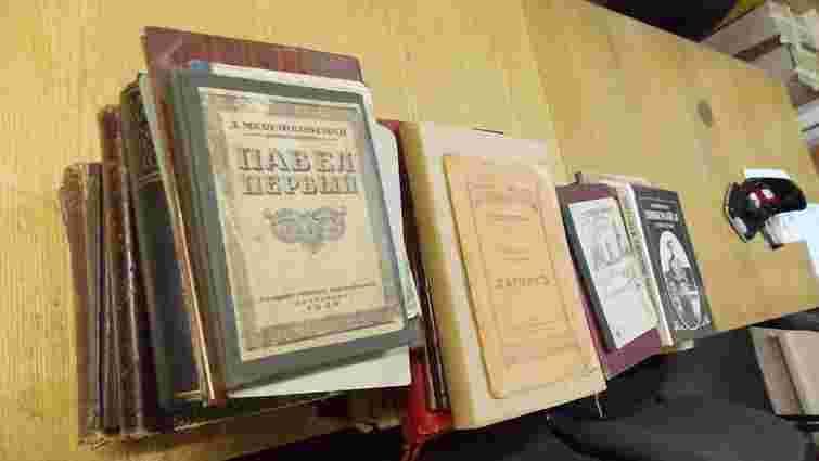 Львівські митники вилучили на кордоні 68 антикварних книг