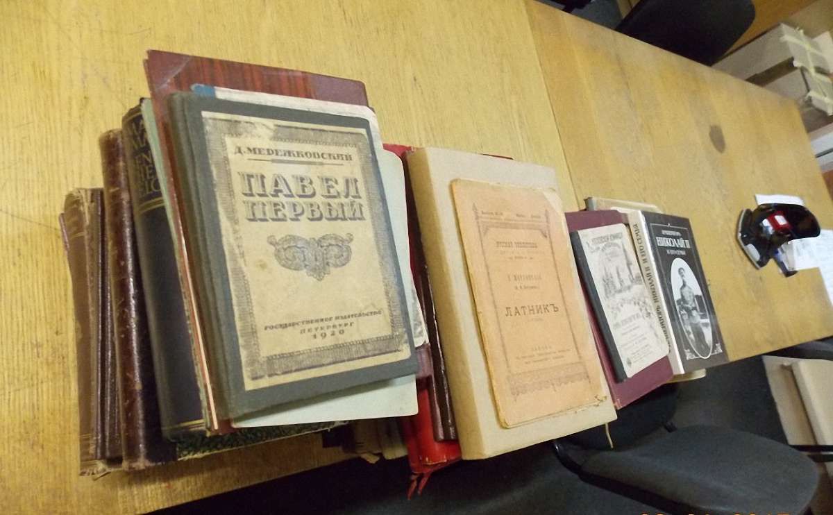 Львівські митники вилучили на кордоні 68 антикварних книг