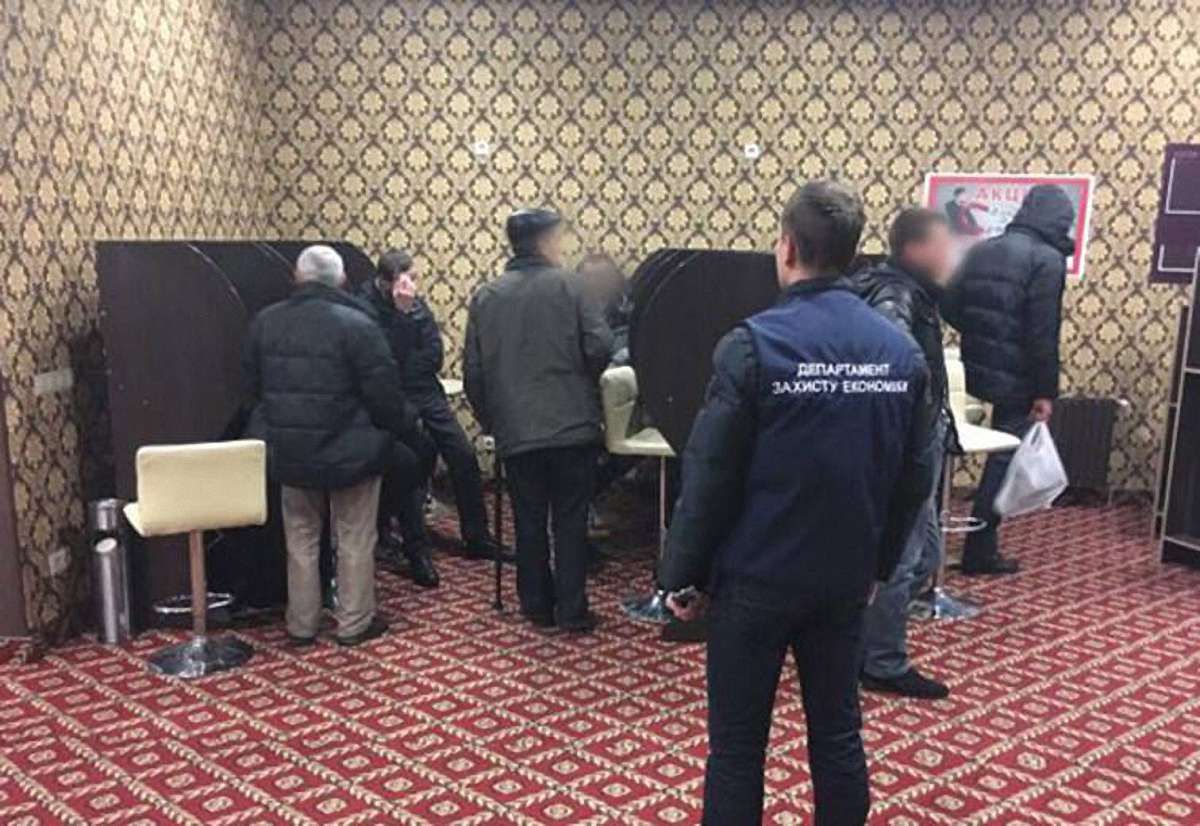 На Львівщині поліція викрила два підпільні ігрові клуби 
