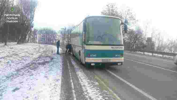 Поліція евакуювала пасажирів міжнародного автобуса, що зламався на трасі Київ-Чоп