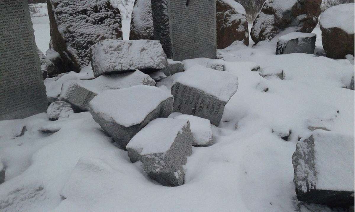 Пам’ятник загиблим полякам у Гуті Пеняцькій розбили кувалдами