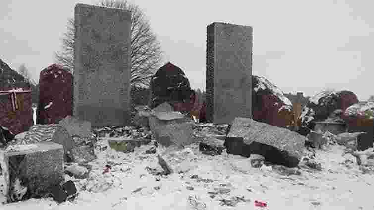 Зруйнований монумент загиблим полякам у Гуті Пеняцькій відновлять