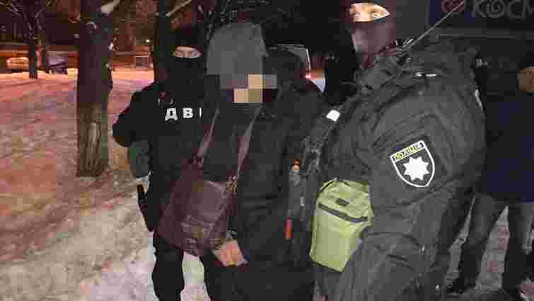 У Києві поліцейський вимагав хабар у $3,5 тис. за призначення меншого покарання за грабіж