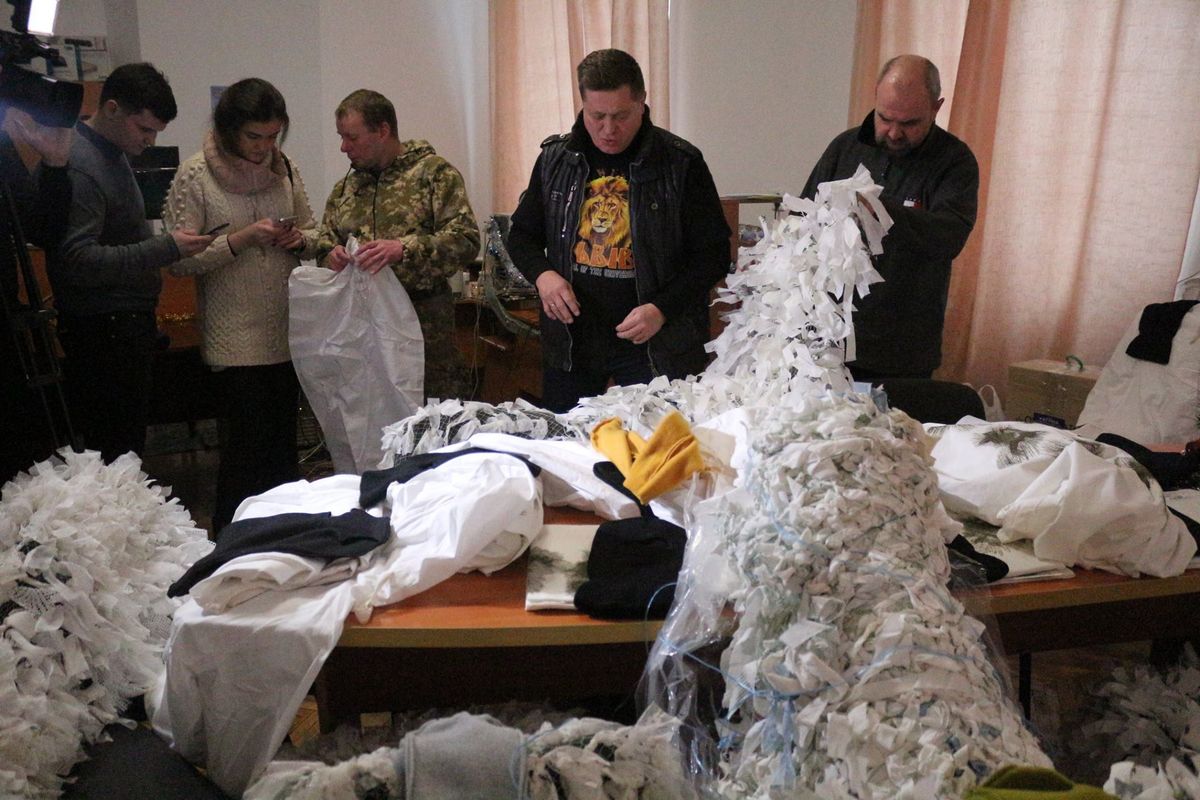 Львівські журналісти передали в АТО зимовий одяг та маскувальні сітки