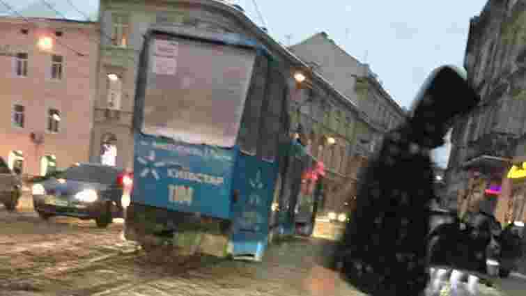 У Львові через погодні умови зійшов з рейок трамвай