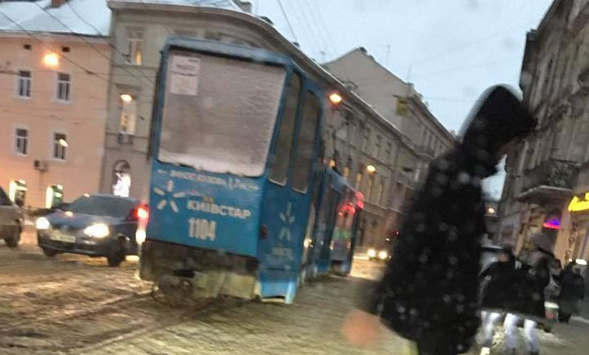 У Львові через погодні умови зійшов з рейок трамвай