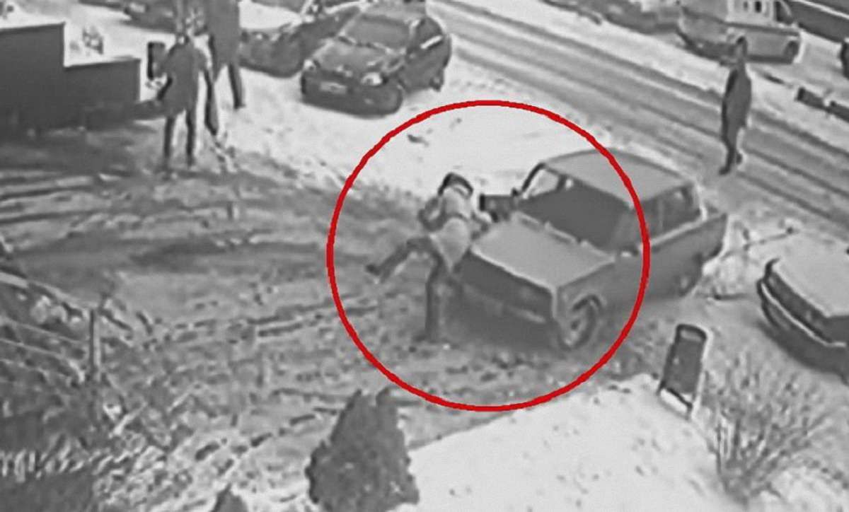 У Львові 80-річний водій збив дівчину на тротуарі