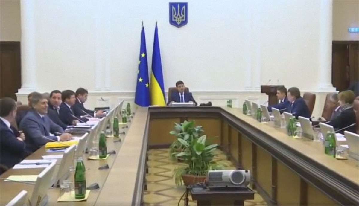 Уряд зобов'язав органи державної влади витрачати менше коштів на закордонні відрядження