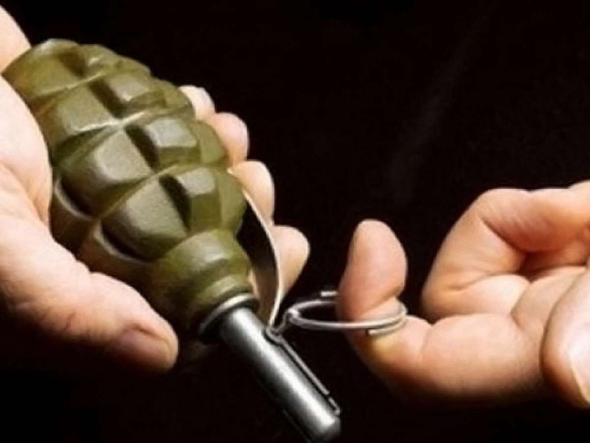 Чоловік погрожував підірвати гранату біля супермаркету у Запоріжжі