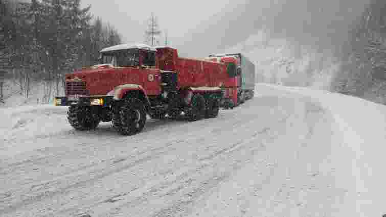 На Закарпатті снігова лавина частково заблокувала дорогу біля Рахова