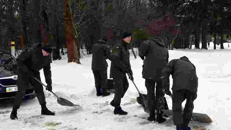 Через погіршення погоди у Львові до розчищення парку від снігу залучили Нацгвардію