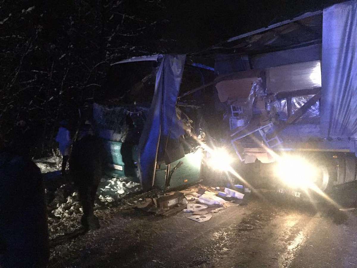Неподалік Львова туристичний автобус із 40 пасажирами потрапив у ДТП з фурою