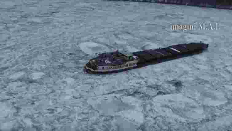 Через сильні морози на Дунаї вантажний корабель з екіпажем вмерз у кригу