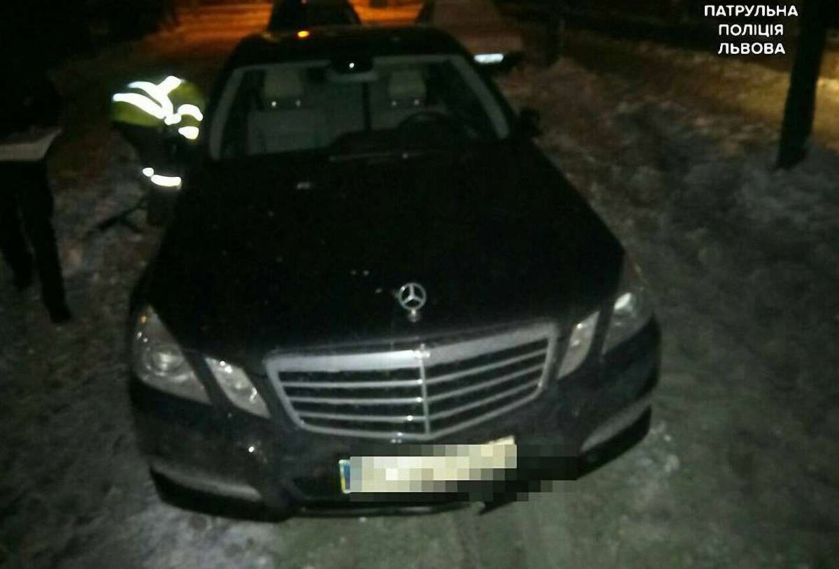 У Львові п’яний водій заснув за кермом на дорозі