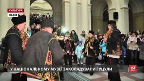 Гуцули із Криворівні заколядували у Львові з рогами і скрипками