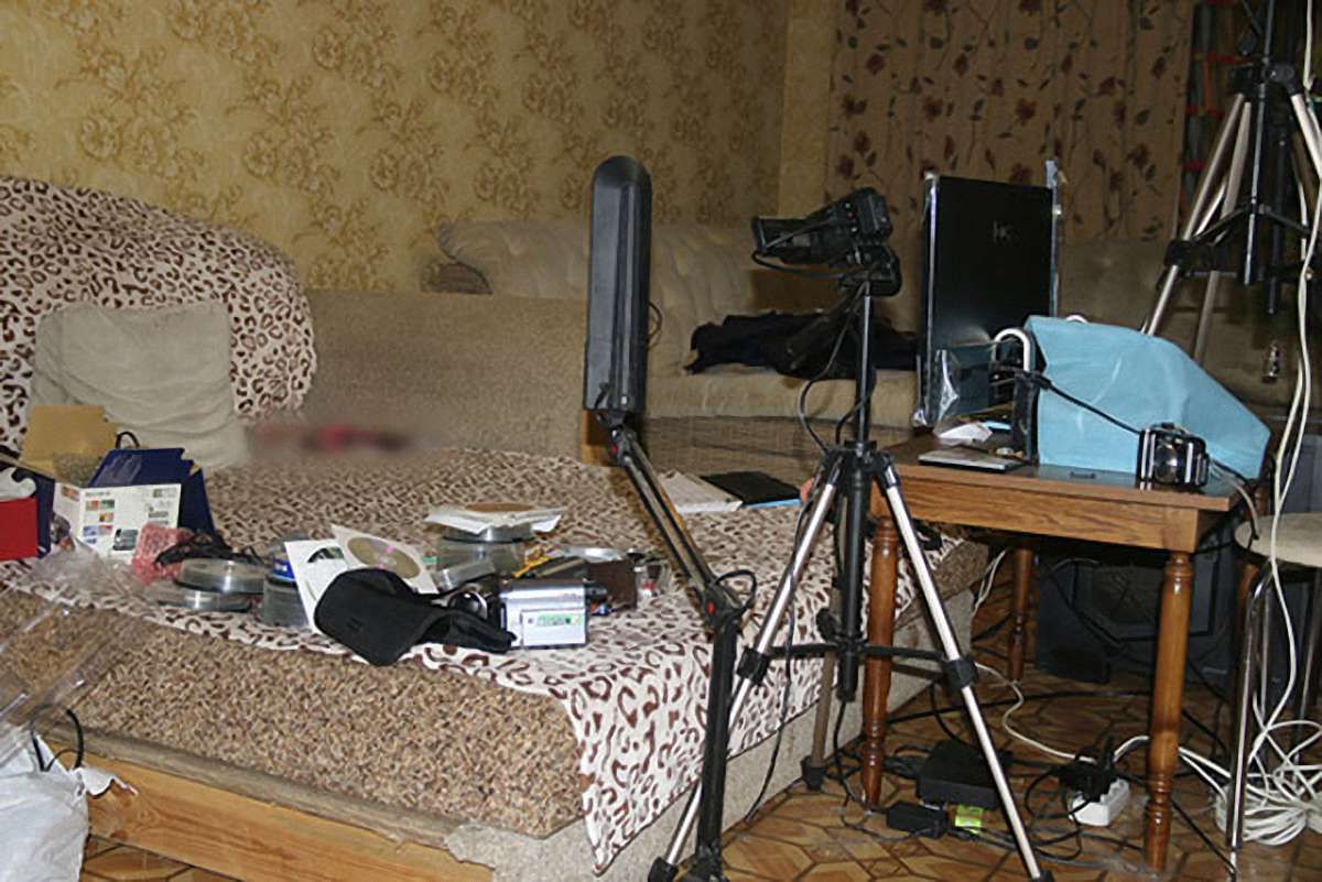 Поліція Донеччини викрила домашню порно-студію, яка працювала більше восьми років