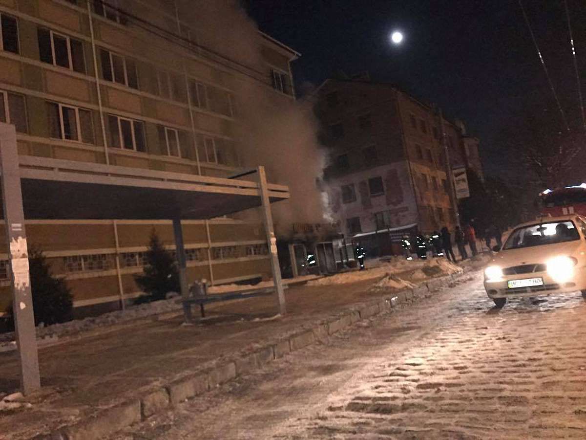 Під час пожежі в офісному приміщенні у Львові обгорів охоронець