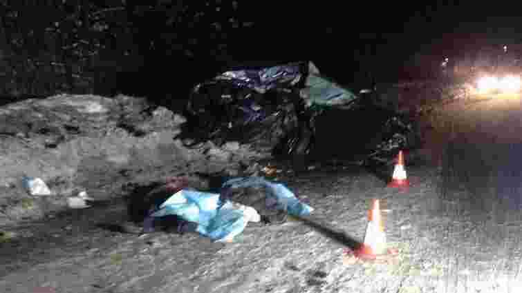 У Закарпатській області внаслідок зіткнення легковика з вантажівкою загинули троє людей