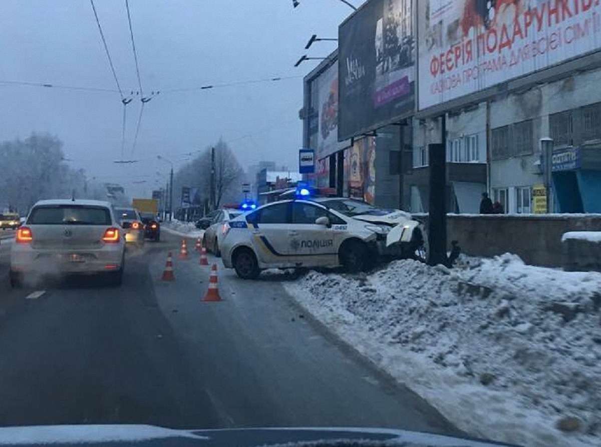 Львівські патрульні в’їхали в рекламний щит на вул. Стрийській