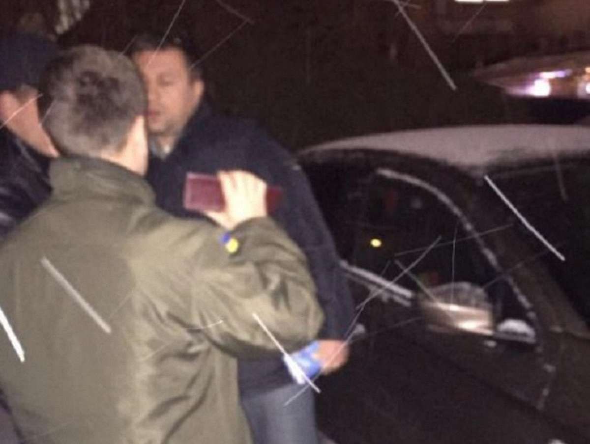 Помічника нардепа Савчука, якого затримали у Львові на хабарі, відпустили під домашній арешт