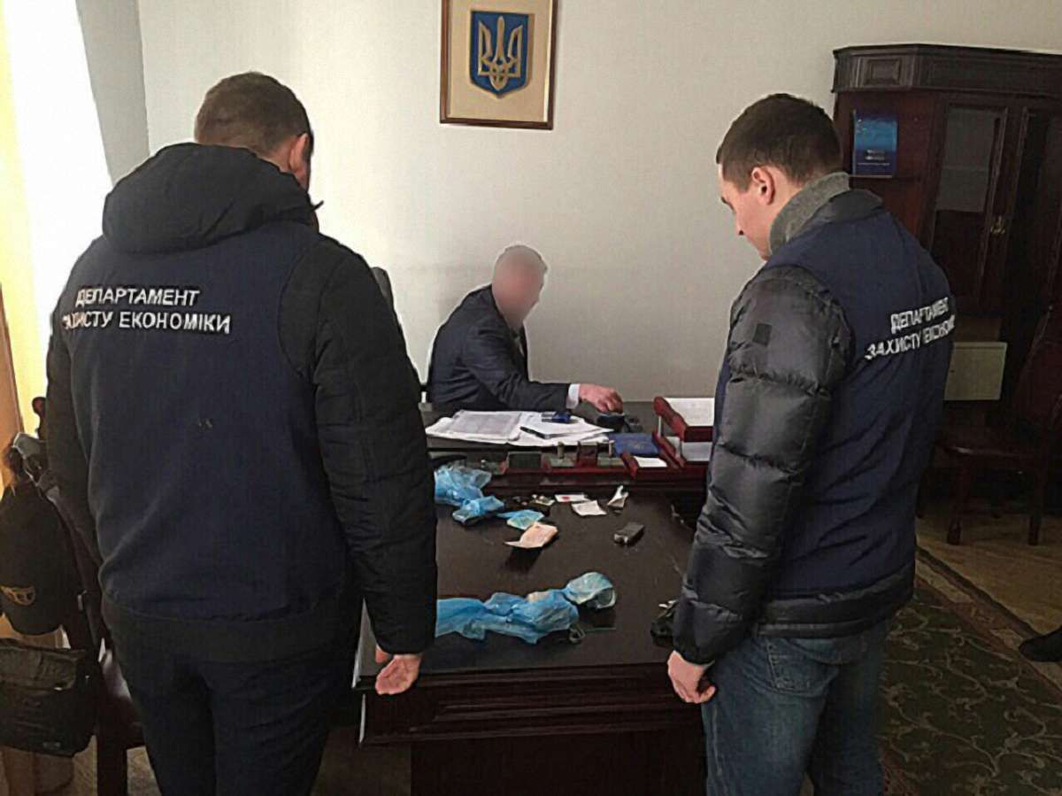 Заступника начальника Львівської митниці затримали за вимагання $15 тис. хабара від підлеглих
