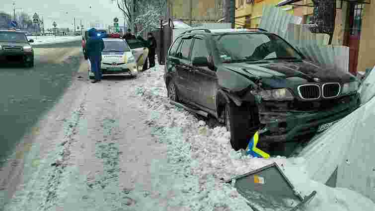 У Львові п’яна водійка BMW X5 знесла дорожні знаки і в’їхала в паркан