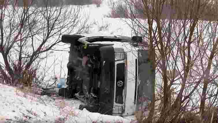 На Рівненщині пасажирський автобус злетів у кювет, сім осіб постраждали