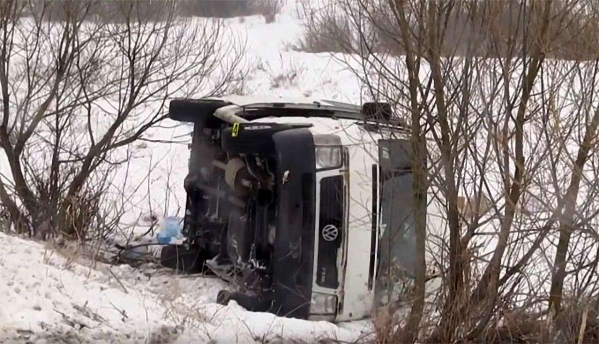 На Рівненщині пасажирський автобус злетів у кювет, сім осіб постраждали