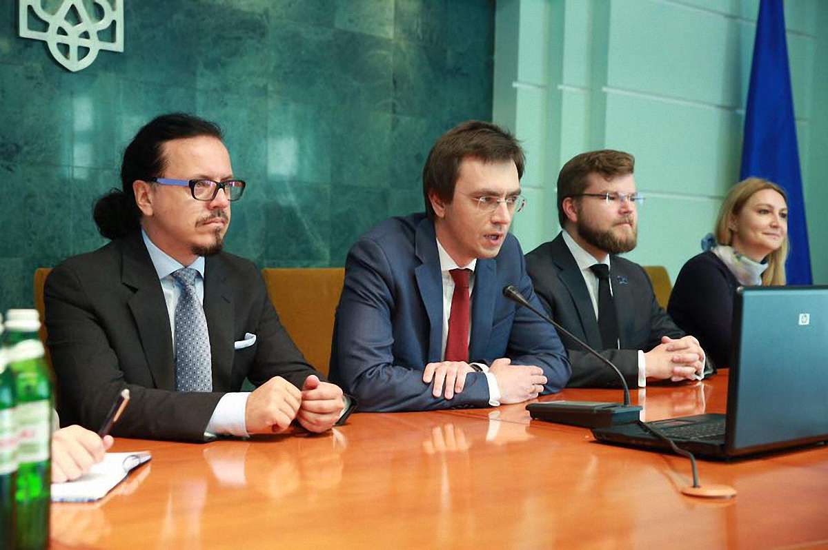 Голова «Укрзалізниці» відреагував на слова Омеляна про «примхливого шоумена»